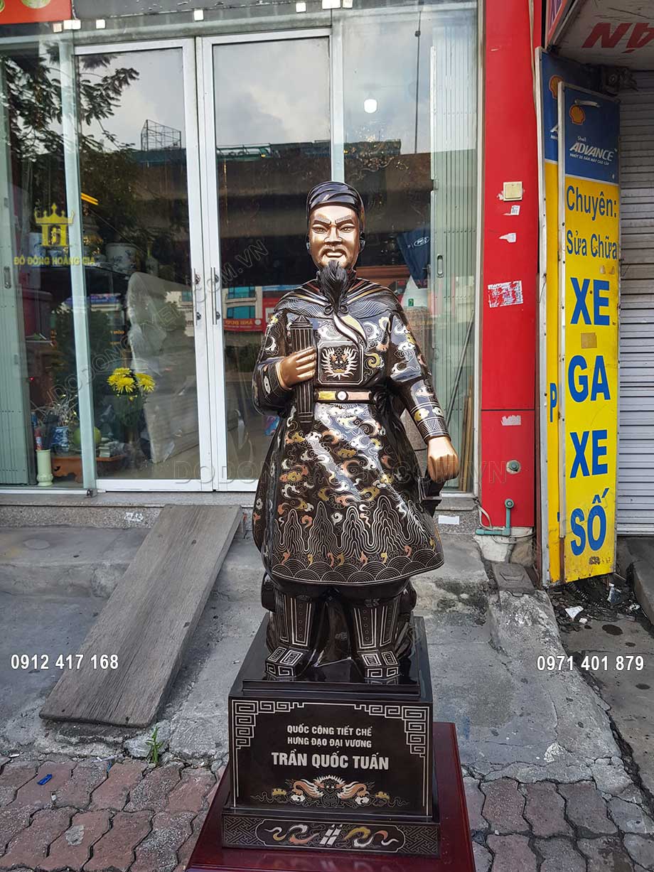 Từng họa tiết hoa văn tr&ecirc;n tượng được chạm khảm v&ocirc; c&ugrave;ng đẹp